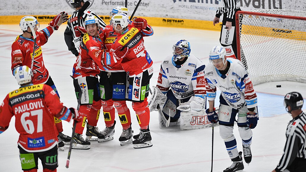 Hokejisté Pardubic slaví gól do sít� Komety Brno v utkání extraligy.