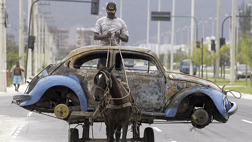 Jedno z nejznámjích aut svta Volkswagen Brouk na poslední cest ulicemi Rio...