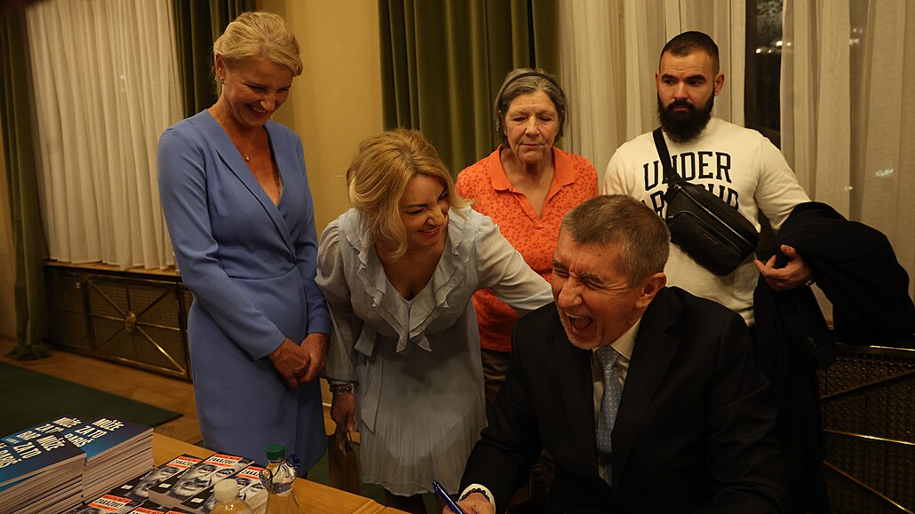Autogramiáda Andreje Babi�e b�hem prezidentské kampan� v Brn�. (9. ledna 2022)