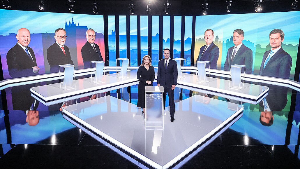 Moderátory první pedvolební prezidentské superdebaty v novém studiu na TV...