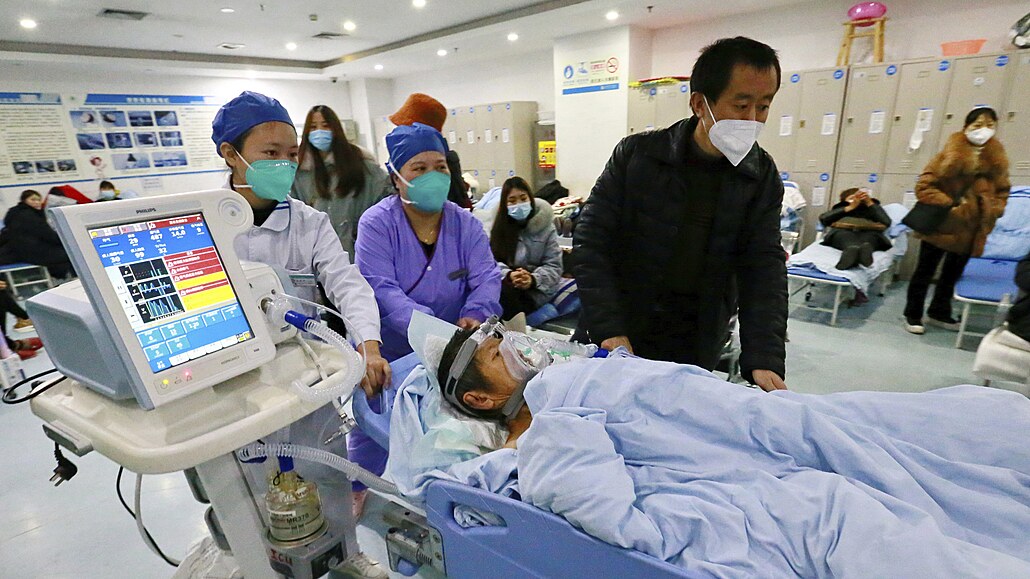 Pevoz covidového pacienta na oddlení intenzivní pée nemocnice v Suining v...