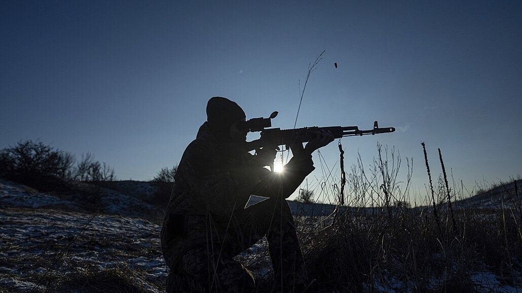 Ukrajintí vojáci brání pozice u nedávno znovudobytého msta Lyman. (8. ledna...