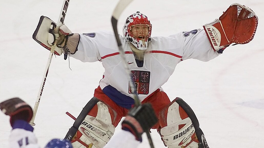 Brankář Tomáš Duba slaví na MS hokejistů do 20 let v roce 2001
