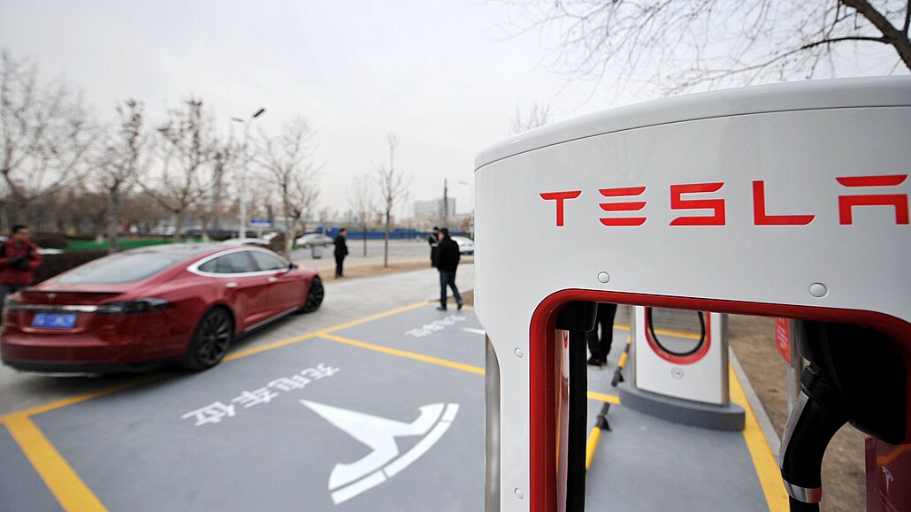 Výrobce aut Tesla v Číně. (24. ledna 2015).