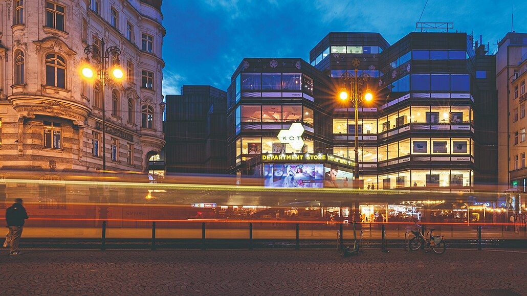 Kotva. Obchodní d�m stojící na míst� kostela se m�l stát výkladní sk�íní...