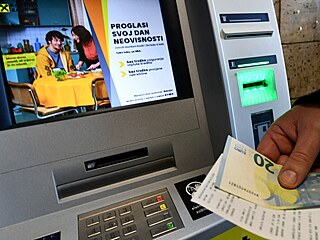 Mu vybírá eura z bankomatu v chorvatské metropoli Záhebu (2. ledna 2023)