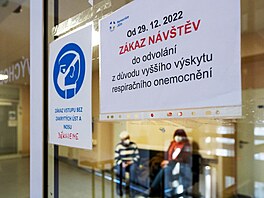 Cedule informující o zákazu náv�t�v v Oblastní  nemocnici. D�vodem je nár�st...