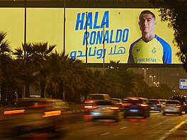 Vítej Ronaldo. idii na dálnici v Rijádu projídjí pod obím bilboardem,...