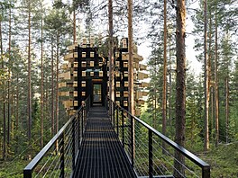 Stromový domek v blízkosti polárního kruhu je pístupný po visutém most.