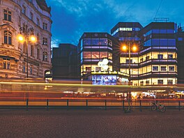 Kotva. Obchodní d�m stojící na míst� kostela se m�l stát výkladní sk�íní...