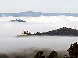 Boskovický hrad v ranní mlze vypadá, jako by se vznáel na mracích, íká Anna...