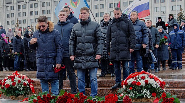 Samara. Pietn shromdn za destky mobilizovanch vojk, kte zahynuli pi ukrajinskm raketovm toku v Makijivce (3. ledna 2023)