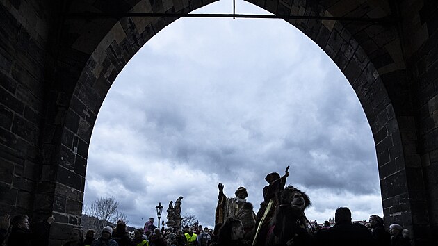 Tříkrálový průvod začal požehnáním koledníkům, poté se vydal přes Karlův most na Staroměstské náměstí v čele s třemi králi na velbloudech. (6. ledna 2023)