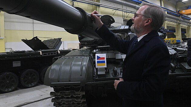 Pedseda vldy Petr Fiala navtvil vrobce armdn techniky Excalibur Army ve ternberku na Olomoucku. Na hlave jednoho z modernizovanch tank T-72 urench pro Ukrajinu napsal vzkaz.