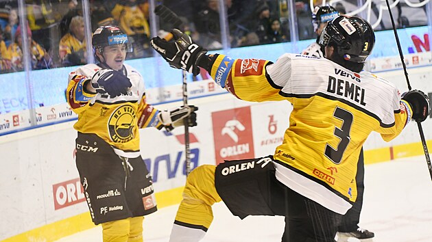 Hokejist� Litv�nova slav� g�l v utk�n� extraligy proti Mlad� Boleslavi, vlevo...