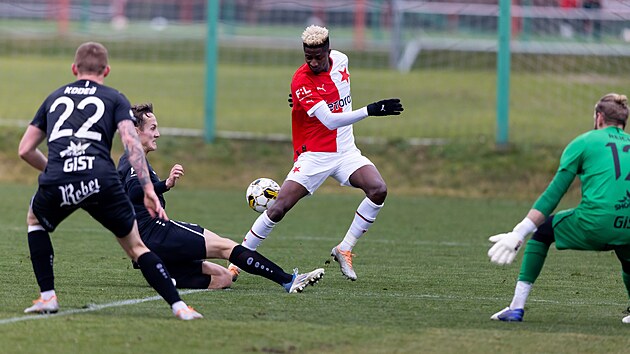 Peter Olayinka v dresu Slavie.