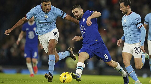 Mateo Kovai z Chelsea v obleen protihr z Manchesteru City v utkn Anglickho pohru.