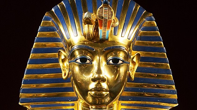 Ikonickou vbavou Tutanchamonovy pohebn vpravy je zlat maska.