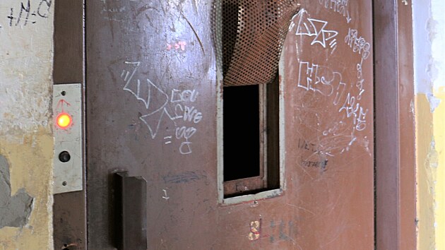 Takto to vypad� uvnit� panel�ku v M�rov� ulici v Kl�terci nad Oh��. (4. ledna 2023)