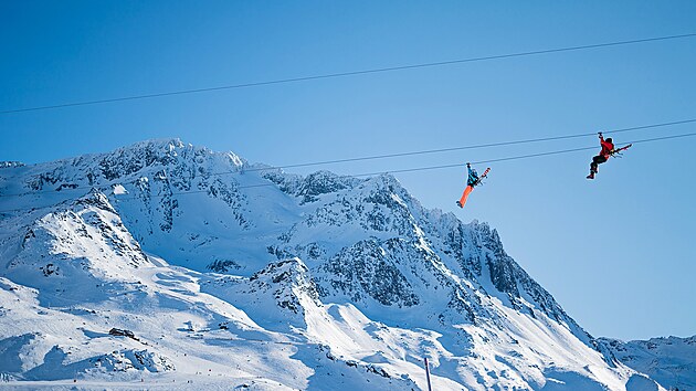 Zip-line Bee flying nad Val Thorens