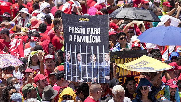 Pznivci Luly bhem inaugurace volaj po zaten bvalho krajn pravicovho prezidenta Jaira Bolsonara. (1. ledna 2023)