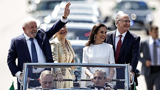 Brazilsk prezident Luiz Incio Lula da Silva dorazil na inauguraci v kabrioletu. (1. ledna 2023)
