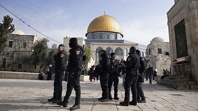 Policie zabezpeuje Chrmovou horu po nvtv izraelskho ministra Itamara Ben Gvira. (3. ledna 2023)