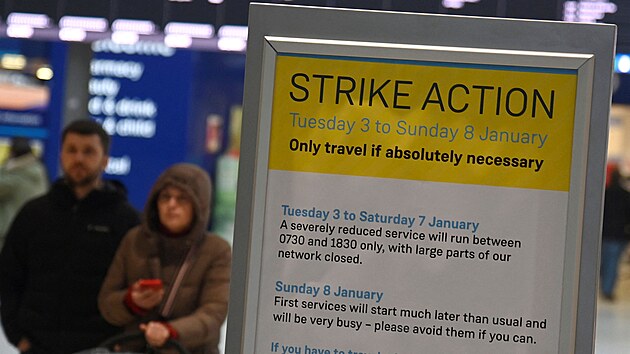 Informační cedule v londýnské stanici Waterloo upozorňuje na stávku zaměstnanců železnic. Lidé mají cestovat pouze v případě nutnosti. (3. ledna 2023)
