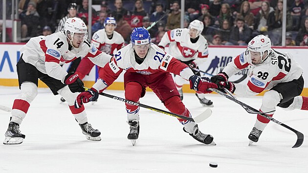 �esk� �to�n�k Jaroslav Chmela� (uprost�ed) bojuje o puk s br�n�c�mi �v�cary Lorenzem Canonicou a Maximilianem Streulem.