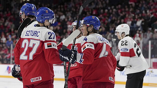 �e�t� hokejist� oslavuj� g�l �to�n�ka Gabriela Szturce (27).