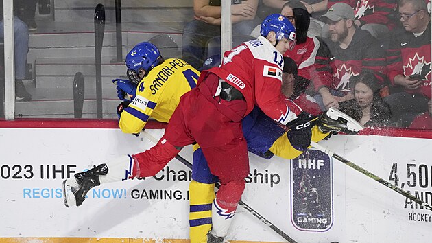 �v�d Axel Sandin-Pellikka (4) v souboji u mantinelu s �esk�m �to�n�kem Adamem M�churou.