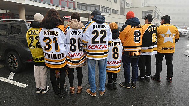Ropci on Tour, oficiln fanklub hokejovho Litvnova, se vydal na prvod ke Koldomu, kde bydl Vladimr Khos star, prvn kapitn Litvnova. Fanouci mu gratulovali k 90. narozeninm.
Rodina Vladimra Khose starho