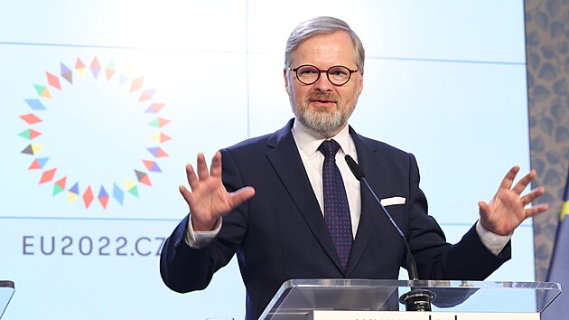 Tisková konference premiéra Petra Fialy (ODS) a ministra pro evropské záležitosti Mikuláše Beka (STAN) ke zhodnocení českého předsednictví v Radě EU. (3. ledna 2022)