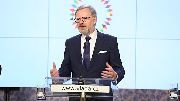 Tisková konference premiéra Petra Fialy (ODS) a ministra pro evropské záležitosti Mikuláše Beka (STAN) ke zhodnocení českého předsednictví v Radě EU. (3. ledna 2022)