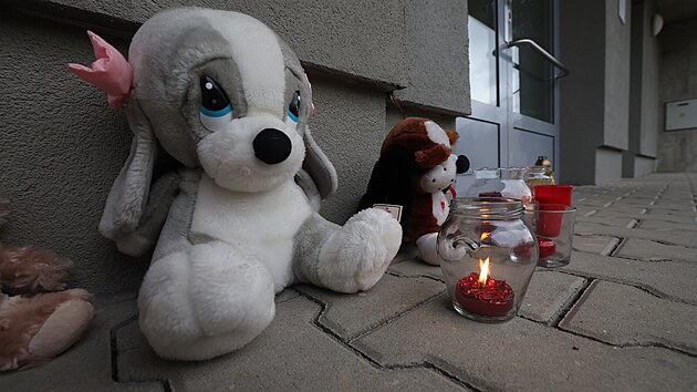 V souvislosti s �mrt�m matky a jej�ho t��let�ho syna v Krkono��ch vytvo�ili lid� v Horom��ic�ch na Praze-z�pad pietn� m�sto p�ed domem, kde m�lo d�t� bydlet. (4. ledna 2023)