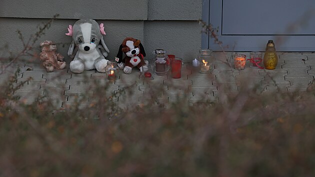 V souvislosti s �mrt�m matky a jej�ho t��let�ho syna v Krkono��ch vytvo�ili lid� v Horom��ic�ch na Praze-z�pad pietn� m�sto p�ed domem, kde m�lo d�t� bydlet. (4. ledna 2023)