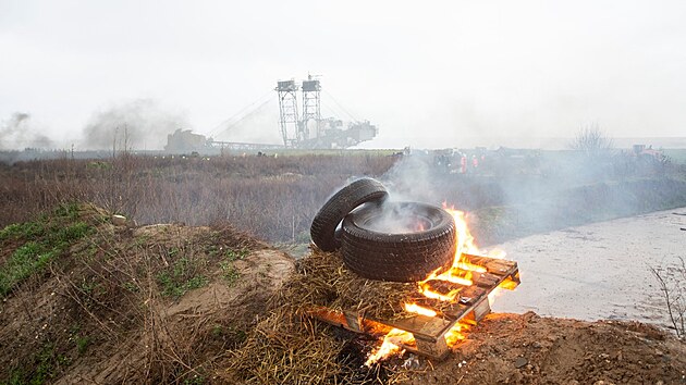 Mezi polici a aktivisty, kte se sna zabrnit zbourn vesniky Ltzerath v rnskm hndouhelnm revru, propukly potyky. (2. ledna 2023)