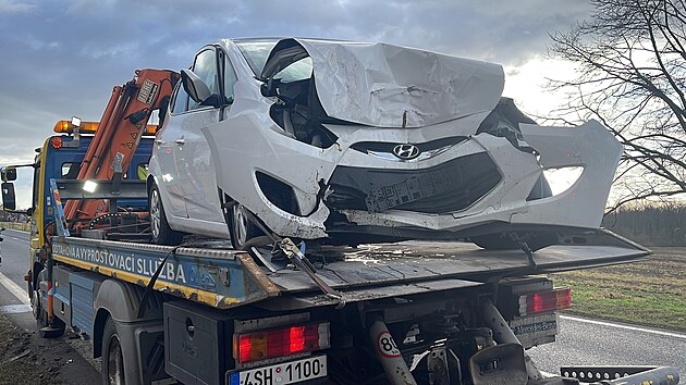 Po tragick nehod u obce Liblice v okrese Mlnk zemel tiaosmdestilet idi osobnho auta, kter naboural do stromu. (5. ledna 2023)