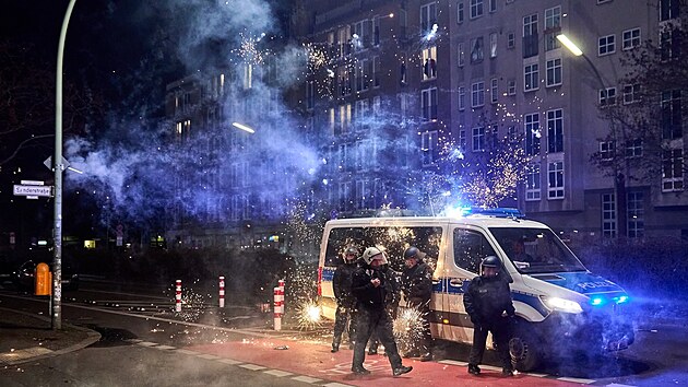 Novoron oslavy se v nkterch stech Berlna zmnily v potyky vtrnk s polici. (1. ledna 2023)