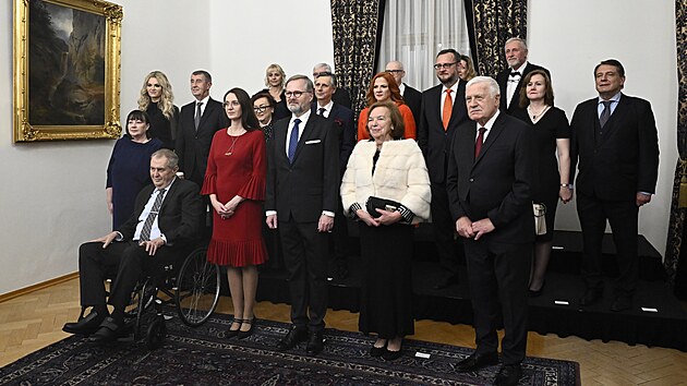 Premir Petr Fiala pozval do Kramovy vily premiry od vzniku samostatn esk republiky. Pozvn nepijali jen Josef Toovsk a Bohuslav Sobotka. Bval premir Stanislav Gross ji zemel.