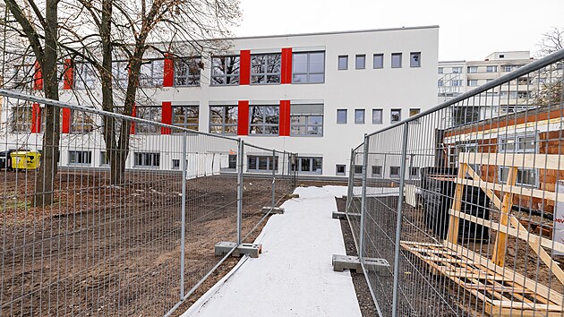 Nov� budova slou�� v�tvarn�mu oboru ZU� St�ezina v Hradci Kr�lov�. (4. ledna 2023)