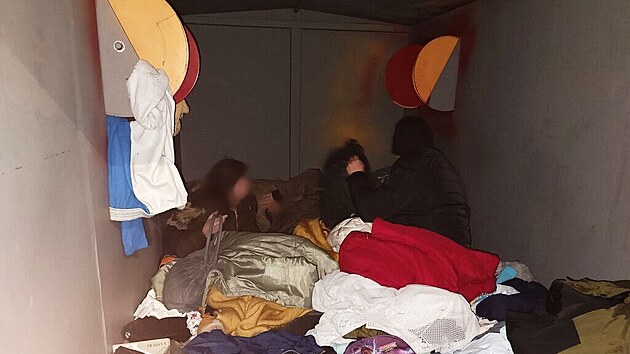 Bezdomovci se vloupali do kontejneru na textil a udělali si z něj ložnici -  iDNES.cz