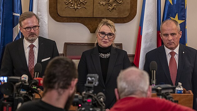 Premir Petr Fiala a ministryn obrany Jana ernochov na jednn s editelem Vojenskho zpravodajstv Janem Berounem. (5. ledna 2023)