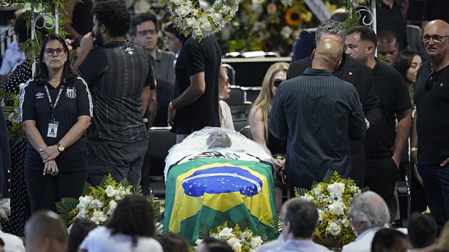 Rakev s ostatky Pelho na stadionu v Santosu, ke kter bhem 24 hodiny chodily tisce fanouk, aby se s fotbalovm krlem rozlouily.