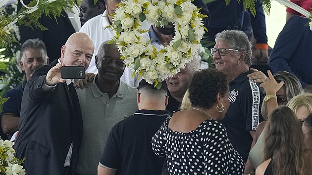 Prezident Mezinrodn fotbalov federace FIFA Gianni Infantino (vlevo) se fot u ostatk Pelho na stadionu v Santosu.