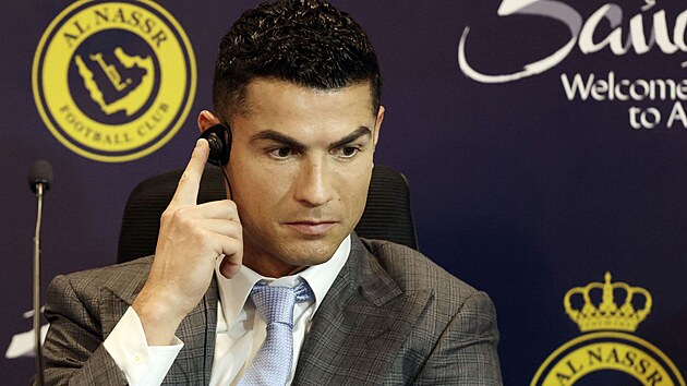 Cristiano Ronaldo na tiskov konferenci, kde byl poprv pedstaven jako hr an-Nasru, poslouch otzku, kterou mu tlumo do portugaltiny.
