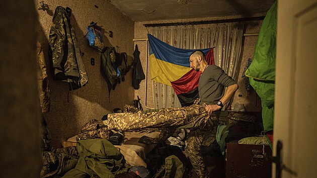 Ukrajinský voják s přezdívkou „Diesel" se připravuje na boj poblíž města Lyman na severu Doněcké oblasti na Ukrajině. (8. ledna 2023)