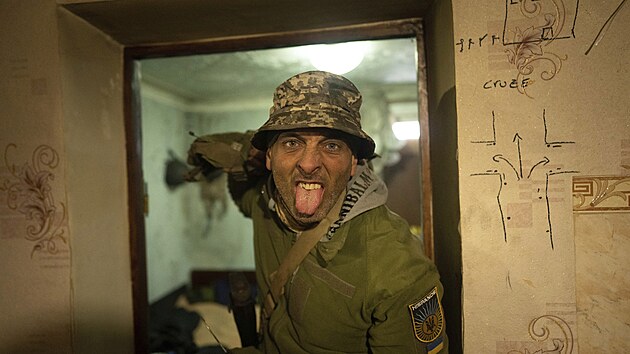 Španělský člen ukrajinské armády se připravuje na boj poblíž města Lyman na severu Doněcké oblasti na Ukrajině. (8. ledna 2023)