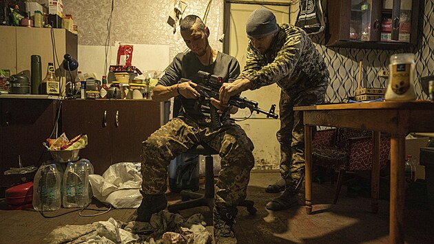 Ukrajinští vojáci brání pozice u nedávno znovudobytého města Lyman. (8. ledna 2023)