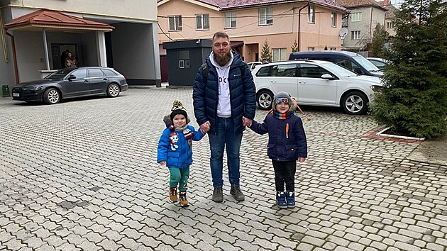 Momentka z cesty na Ukrajinu, kam se uprchlice Anna Rybak s dtmi vydala za svm muem Danilem oslavit Nov rok. Rodina se tak znovu shledala po deseti mscch odlouen.